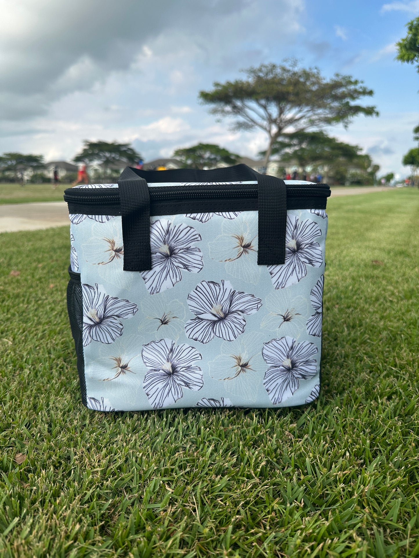 Exclusive Hibiscus ‘Ohana Picnic Bag